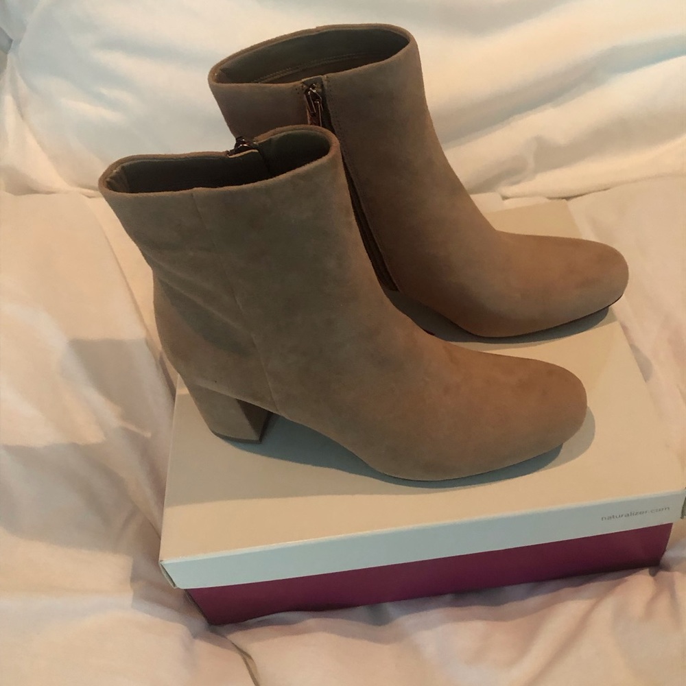 Naturizer Tan block heel bootie. Size 8